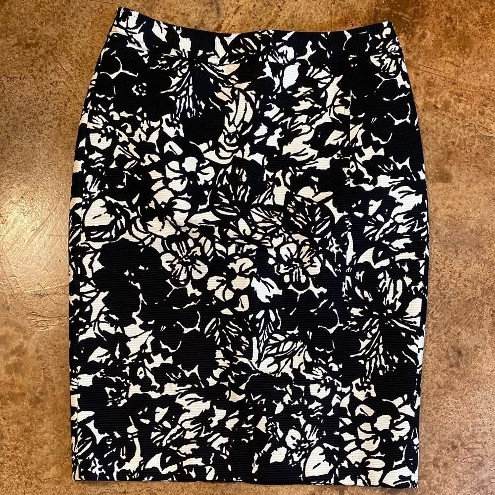 TALBOTS black and cream textured floral print academia professor pencil skirt,